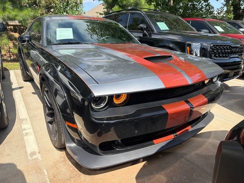 Used 2018 Dodge Challenger SRT Hellcat RWD image 2