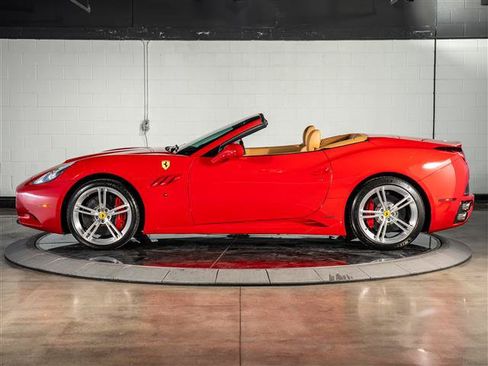 Used 2013 Ferrari California RWD image 2