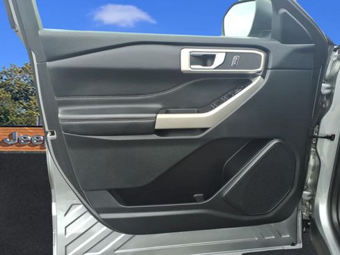Used 2023 Ford Explorer XLT AWD/4WD image 12