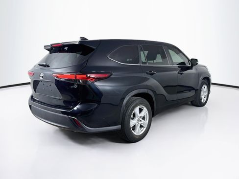 Used 2024 Toyota Highlander LE FWD image 31