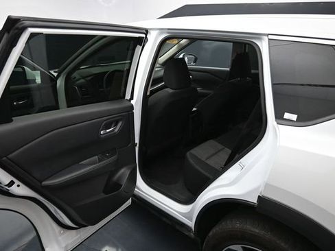 Used 2024 Nissan Rogue SV FWD image 29