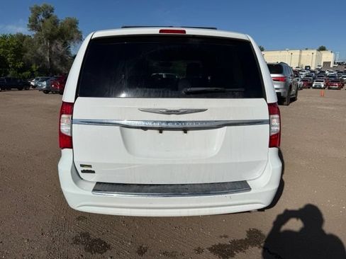Used 2016 Chrysler Town & Country Touring FWD image 5