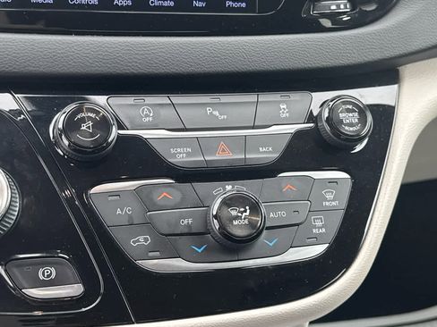 Used 2017 Chrysler Pacifica Touring-L image 23