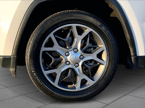 Used 2022 Jeep Grand Cherokee Limited image 11