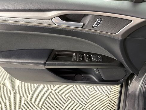 Used 2017 Ford Fusion SE image 11