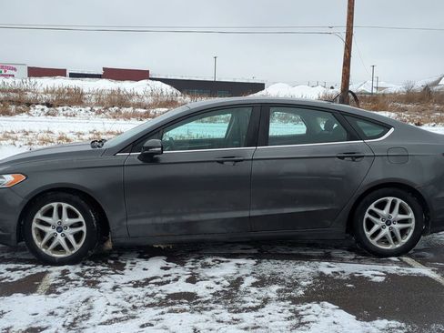 Used 2015 Ford Fusion SE image 2