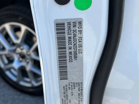 Used 2025 Jeep Compass Limited image 24