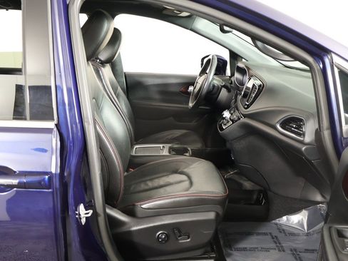 Used 2020 Chrysler Pacifica Limited image 24