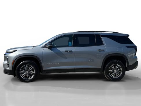 Used 2025 Chevrolet Traverse LT FWD image 2