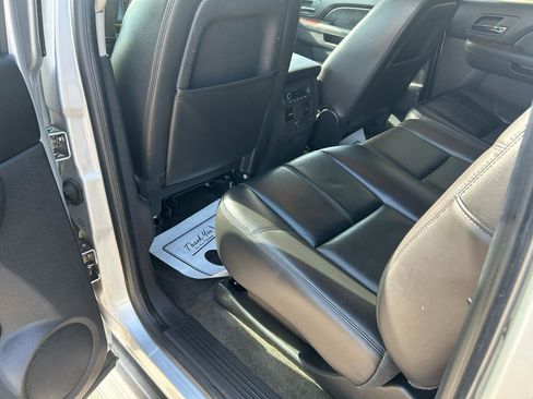 Used 2010 Chevrolet Avalanche LT w/ Regional Value Package image 9