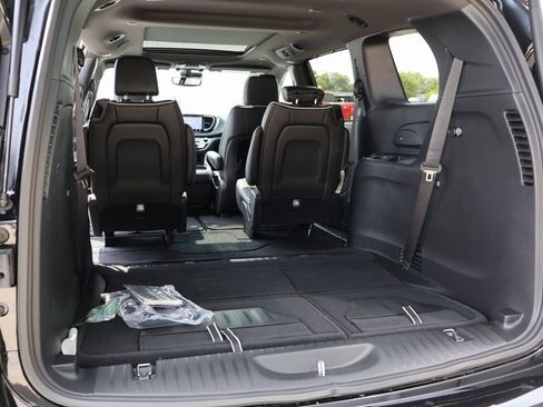New 2026 Chrysler Pacifica Limited w/ S Appearance Package FWD image 15