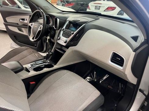 Used 2017 Chevrolet Equinox LT w/ Convenience Package FWD image 8