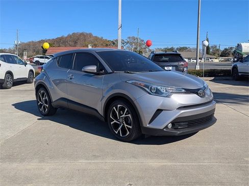 Used 2018 Toyota C-HR XLE image 3