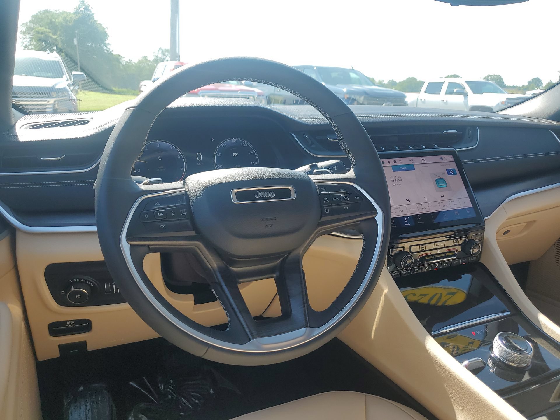 Used 2023 Jeep Grand Cherokee Limited AWD/4WD image 19