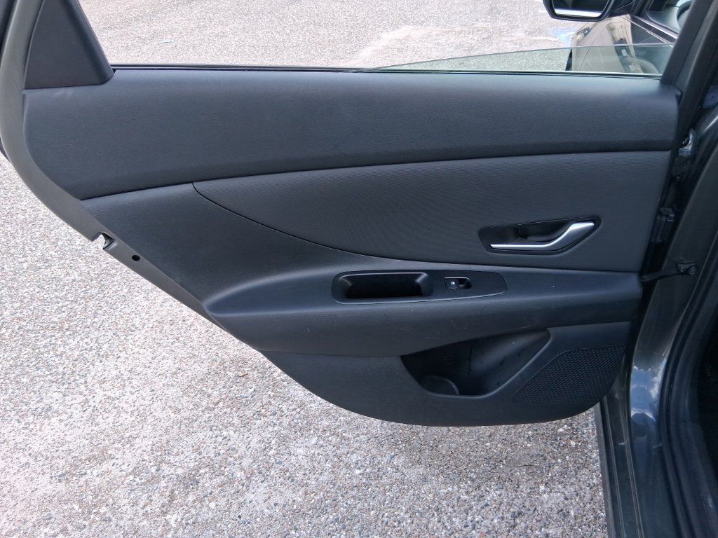Used 2025 Hyundai Elantra SEL FWD image 14
