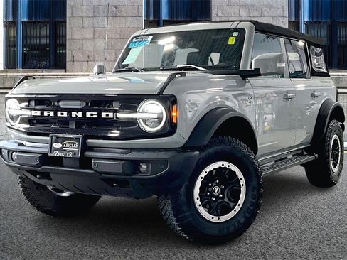 Used 2022 Ford Bronco Outer Banks w/ Sasquatch Package image 2