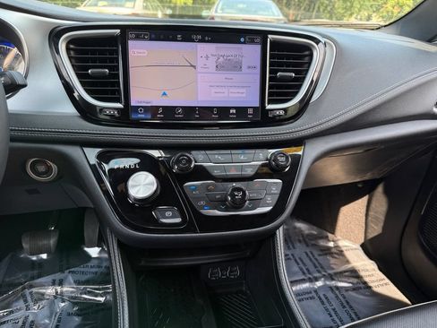 Used 2025 Chrysler Pacifica Limited FWD image 31