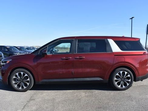 Used 2023 Kia Carnival EX image 6