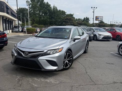 Used 2020 Toyota Camry SE FWD image 1