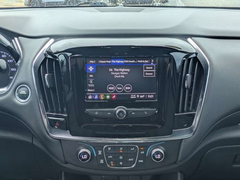 Used 2023 Chevrolet Traverse LT FWD image 17