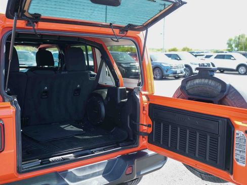 Used 2020 Jeep Wrangler Unlimited Sahara w/ Uconnect 4C Nav & Sound Group AWD/4WD image 13