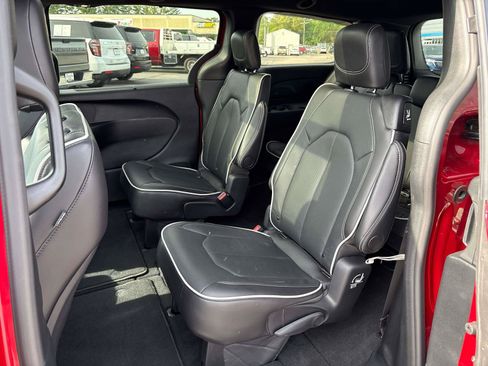 Used 2026 Chrysler Pacifica Limited FWD image 12