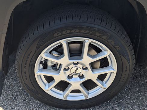 Used 2022 Jeep Renegade Latitude AWD/4WD image 8