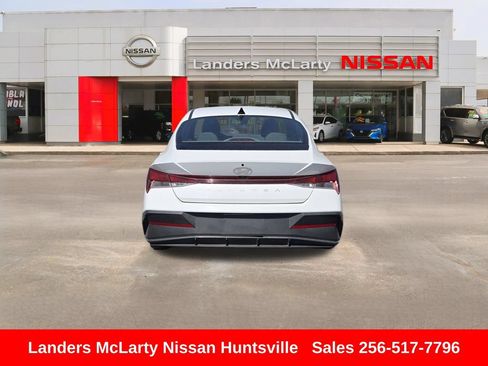 Used 2024 Hyundai Elantra SEL FWD image 5