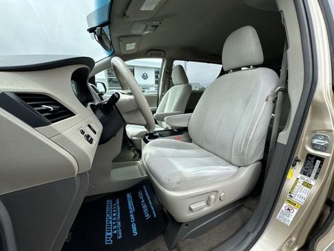 Used 2012 Toyota Sienna LE w/ Towing Pkg FWD image 17