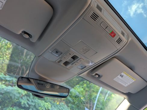 Used 2025 Volkswagen Taos SE w/ Panoramic Sunroof Package FWD image 30