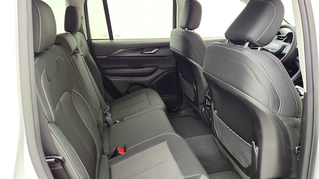 Used 2023 Jeep Grand Cherokee Laredo AWD/4WD image 21