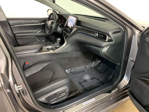 Used 2022 Toyota Camry XSE FWD image 38