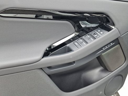Used 2025 Land Rover Range Rover Evoque Dynamic SE image 12