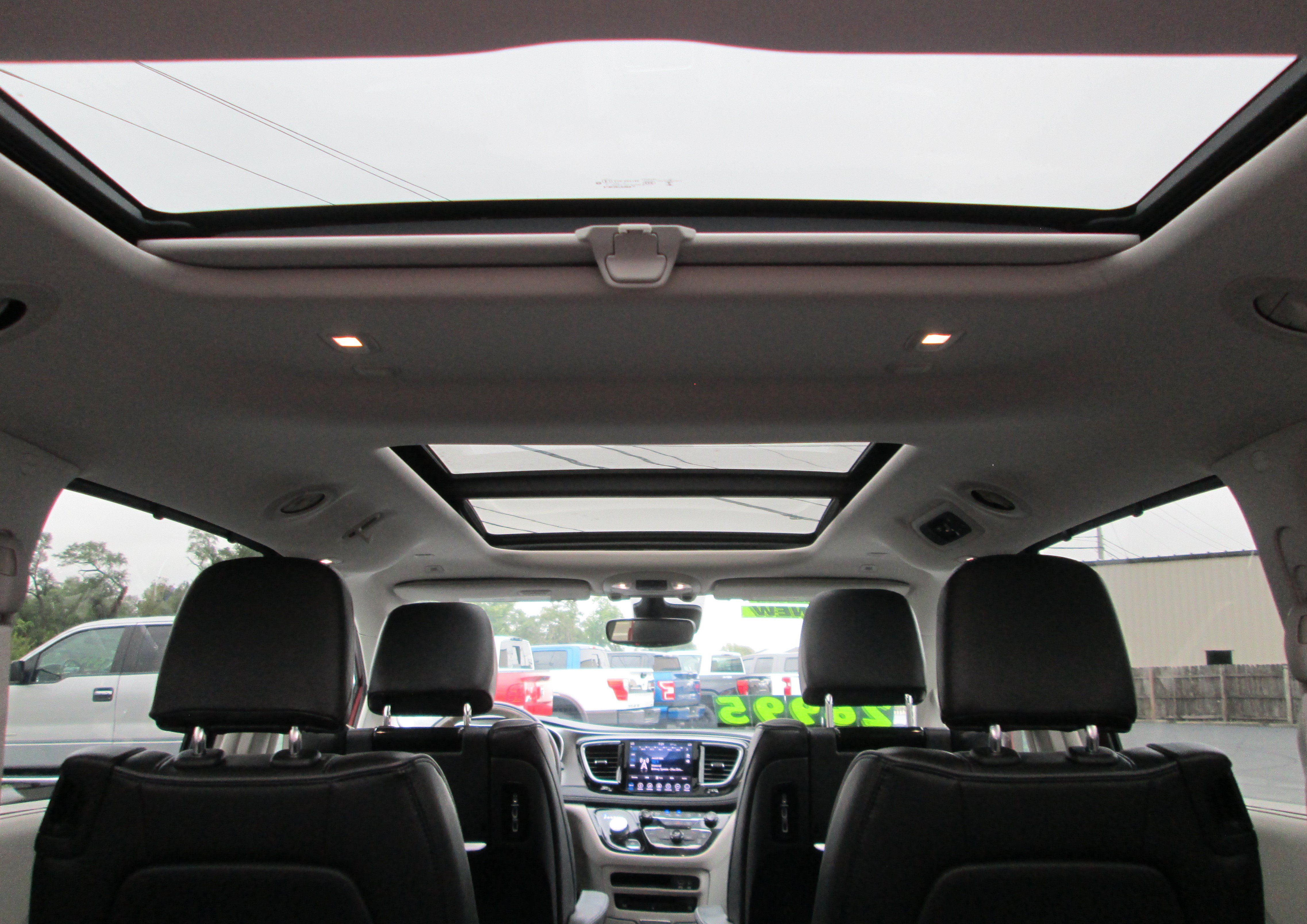 Used 2019 Chrysler Pacifica Limited w/ Advanced Safetytec Group FWD image 17