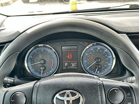 Used 2018 Toyota Corolla LE image 24