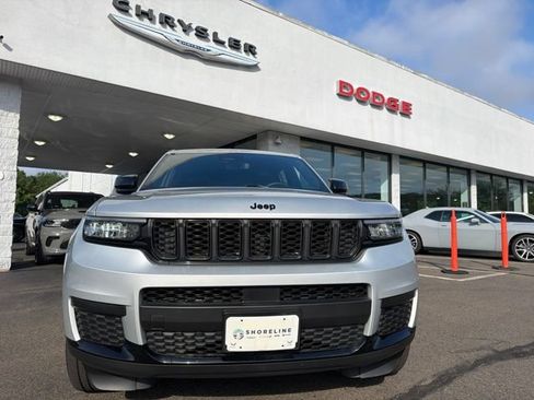 Used 2023 Jeep Grand Cherokee L Laredo AWD/4WD image 2