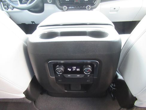 Used 2026 Chevrolet Suburban Premier AWD/4WD image 33