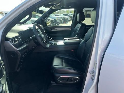 Used 2025 Jeep Wagoneer 4WD image 2