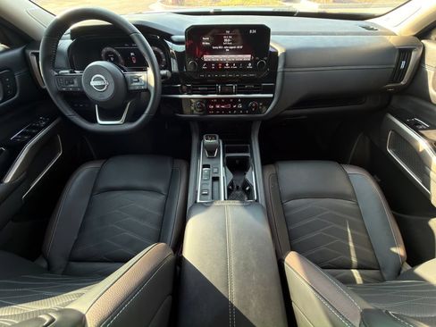 Used 2025 Nissan Pathfinder Platinum FWD image 24