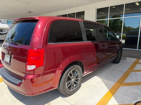 Used 2019 Dodge Grand Caravan SE FWD image 2