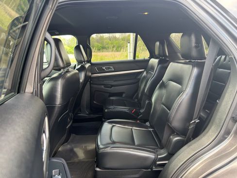 Used 2019 Ford Explorer XLT w/ Equipment Group 202A AWD/4WD image 25