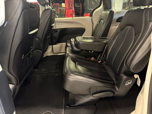 Used 2023 Chrysler Pacifica Touring-L w/ Uconnect Theater Family Group FWD image 17
