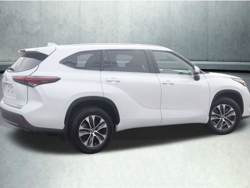 Used 2024 Toyota Highlander XLE AWD/4WD image 11