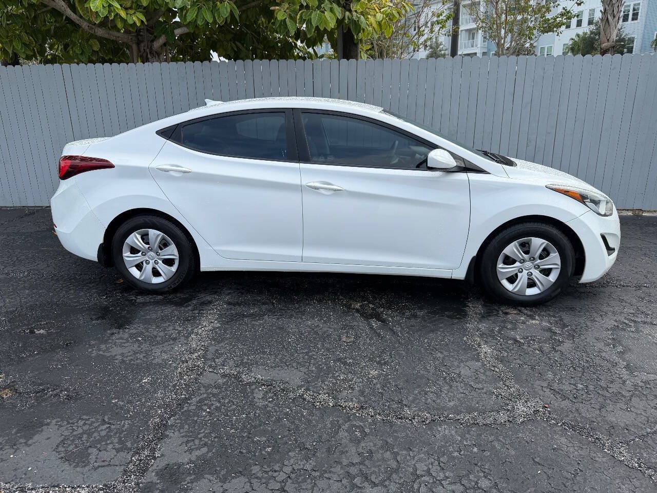Used 2016 Hyundai Elantra SE FWD image 2
