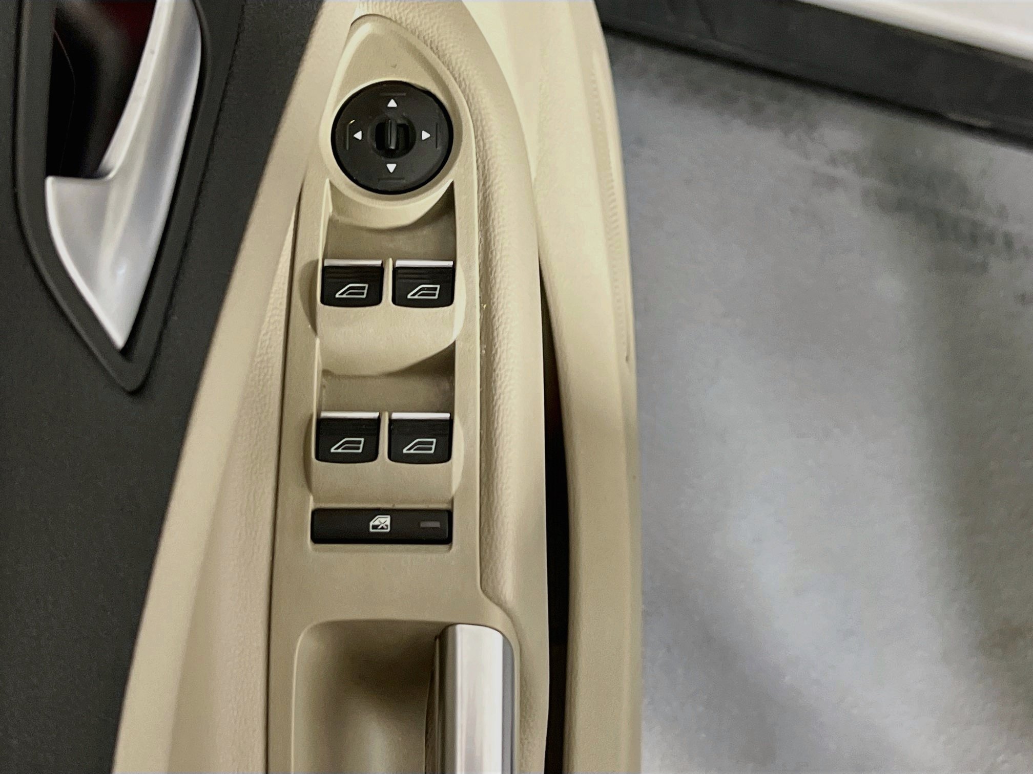 Used 2017 Ford Escape Titanium FWD image 18