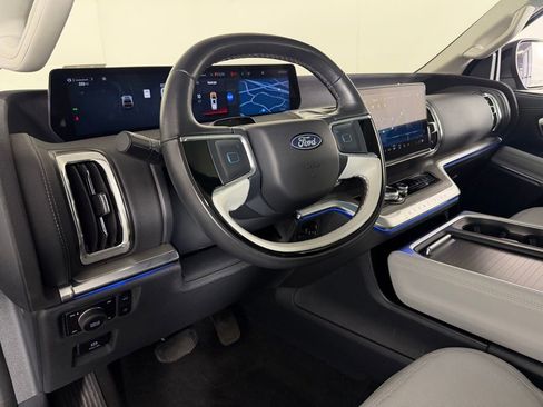 Used 2025 Ford Expedition Platinum w/ Driver's Package AWD/4WD image 22