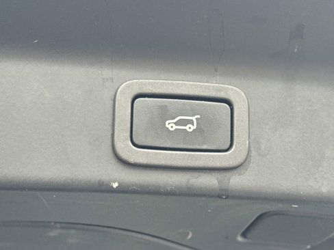 Used 2020 Jaguar F-PACE Premium image 19