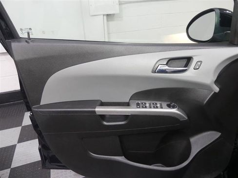 Used 2019 Chevrolet Sonic Premier FWD image 17