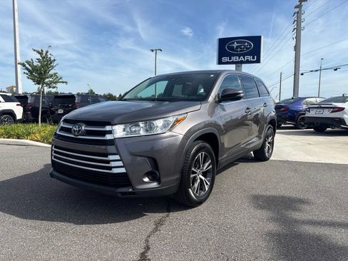 Used 2019 Toyota Highlander LE FWD image 1
