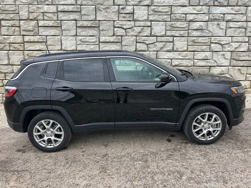 Used 2024 Jeep Compass Latitude AWD/4WD image 6